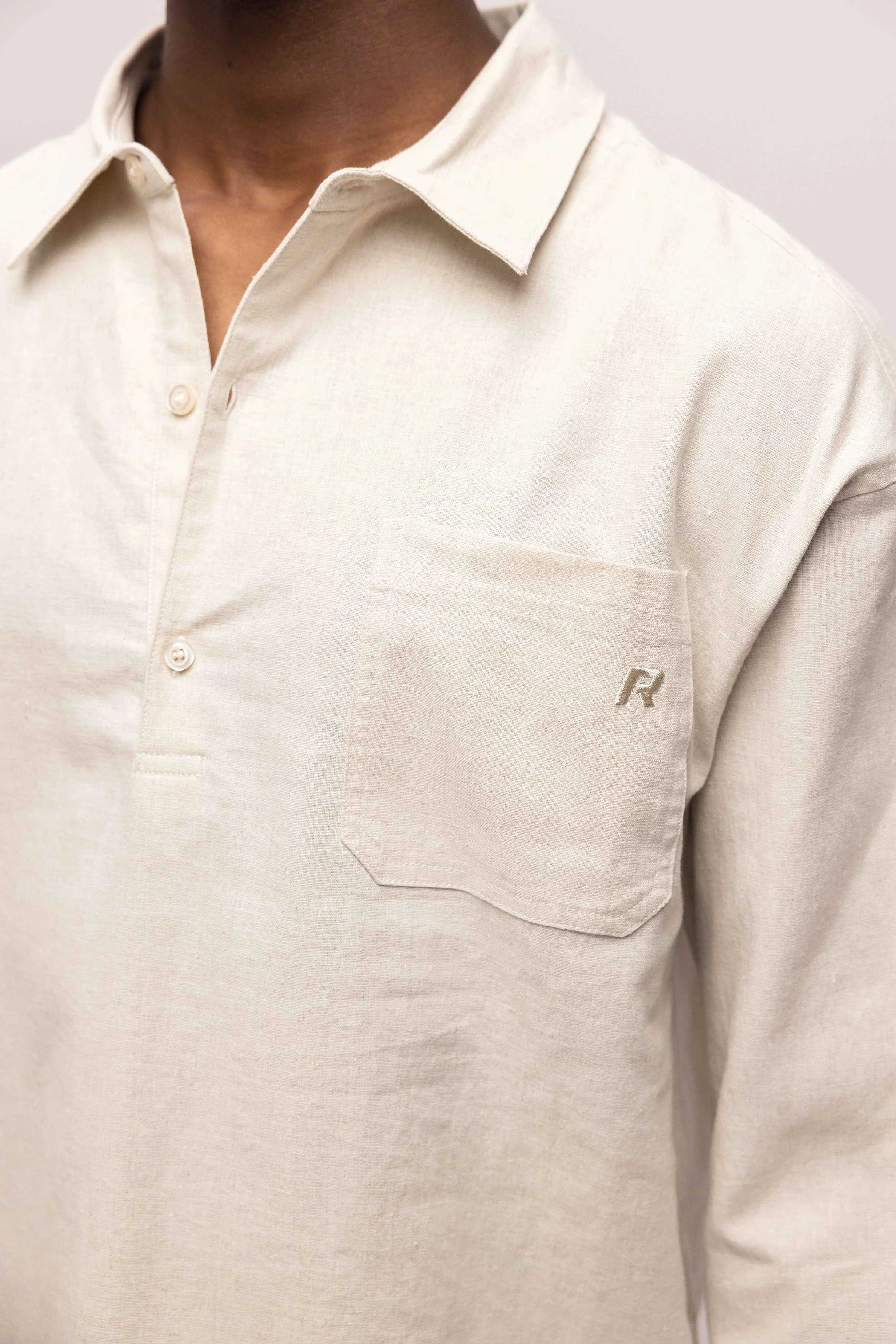 RIVERO - LINEN SHIRT QUARTER BUTTON SAND - Image 6