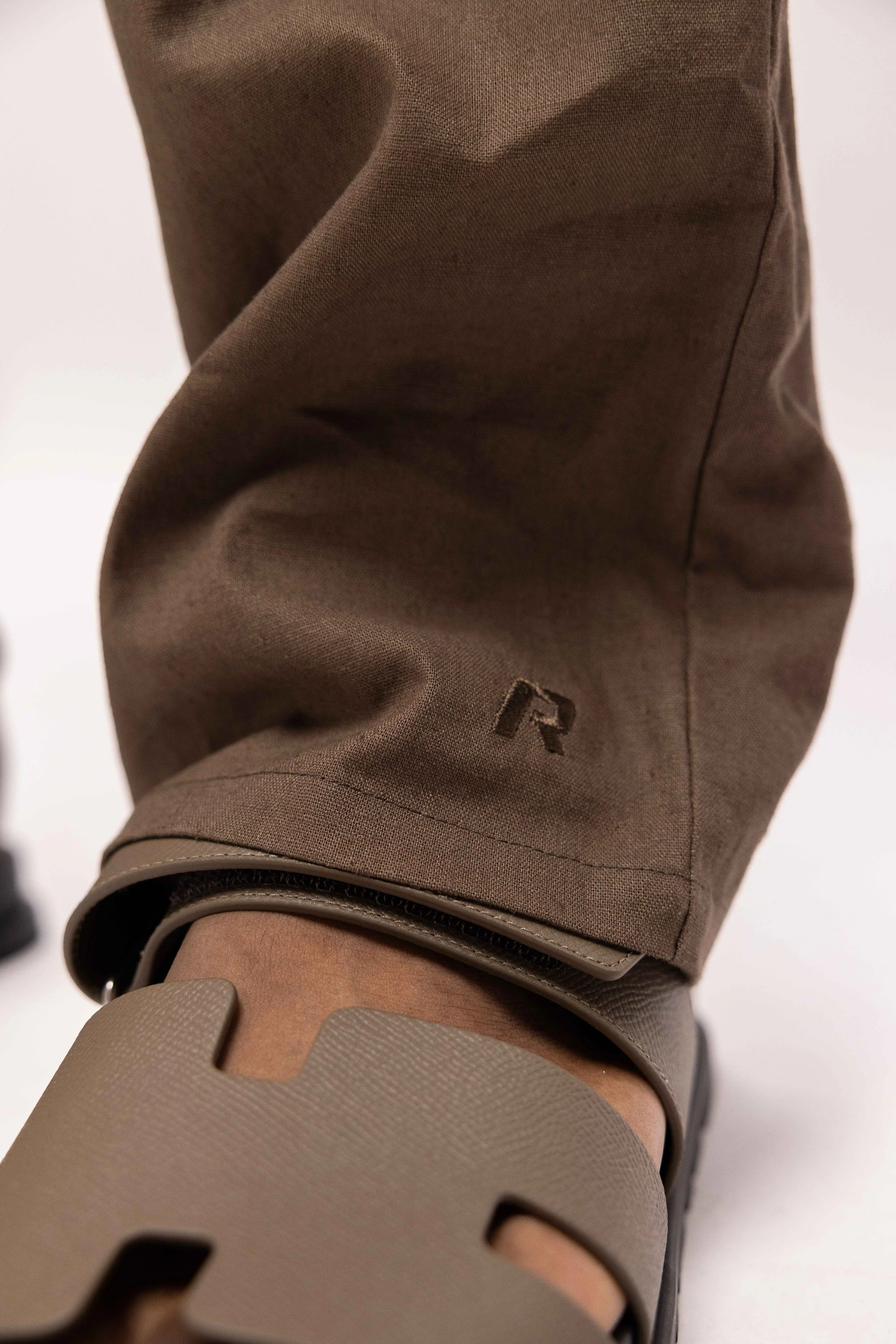 RIVERO - LINEN STRAIGHT LEG PANTS BROWN - Image 6